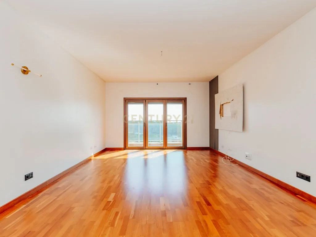 Apartamento T3 com vista da Varanda sobre o Rio Tejo nos Terraços da Ponte Sacavém - Image 8