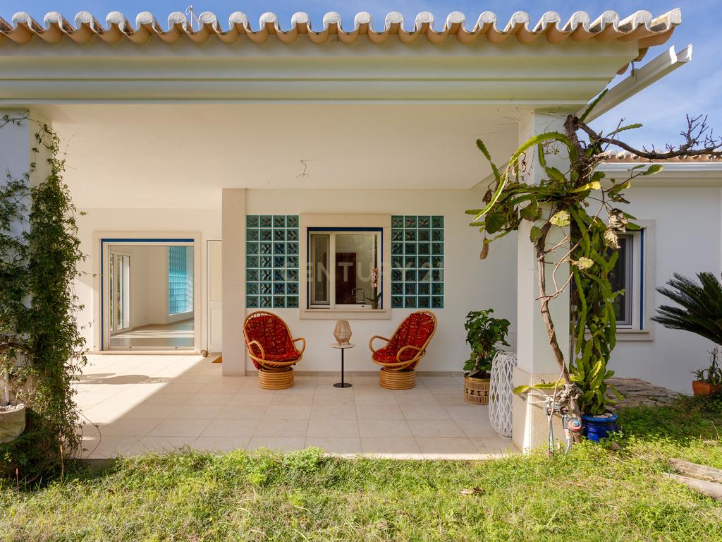 Vivenda exclusiva de construção moderna, 4 suítes, jardim imersivo com lago e viabilidade para piscina. - Image 32