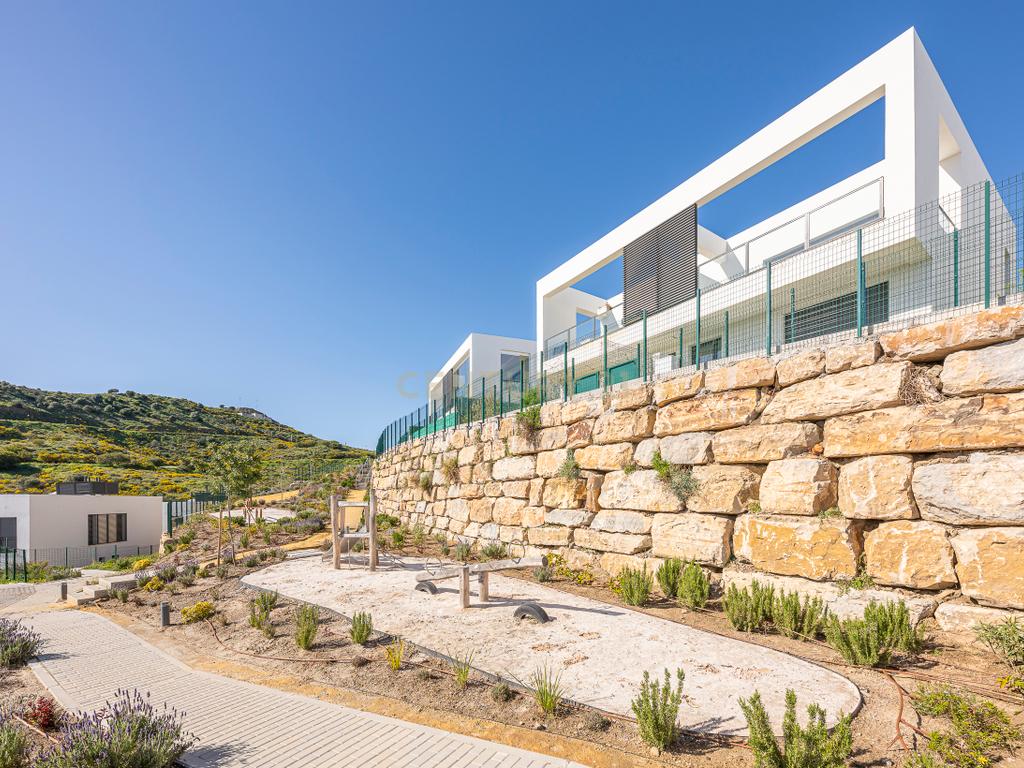 Moradia geminada nova para venda (2024) – Onde o mar, a luz e a tranquilidade se tornam o seu estilo de vida No coração da Costa del Sol, onde o azul do mar se funde com o céu e a brisa marítima o acaricia todas as manhãs, encontrará quatro espetaculares moradias geminadas novas, construídas em 2024, concebidas para aqueles que sonham em viver num ambiente privilegiado. Cada casa foi projetada para cativá-lo desde o primeiro momento. As suas vistas deslumbrantes para o mar acompanham cada momento do dia, enchendo os espaços de luz, serenidade e beleza natural. Aqui, cada nascer do sol torna-se um espetáculo e cada pôr do sol um momento para recordar. As casas têm três quartos espaçosos e três casas de banho, com espaços luminosos e cuidadosamente projetados para oferecer conforto, privacidade e bem-estar. Tudo é novo, com um estilo moderno que combina elegância, funcionalidade e harmonia com o ambiente mediterrâneo. Para aqueles que procuram algo ainda mais exclusivo, existe a opção de combinar duas propriedades, criando uma casa verdadeiramente única com até 6 quartos, ideal para famílias numerosas, receber convidados ou para aqueles que desejam espaço sem sacrificar o conforto. Venda de casa geminada nova construída em (2024) – Onde o mar, a luz e a tranquilidade se tornam o seu estilo de vida - Image 24