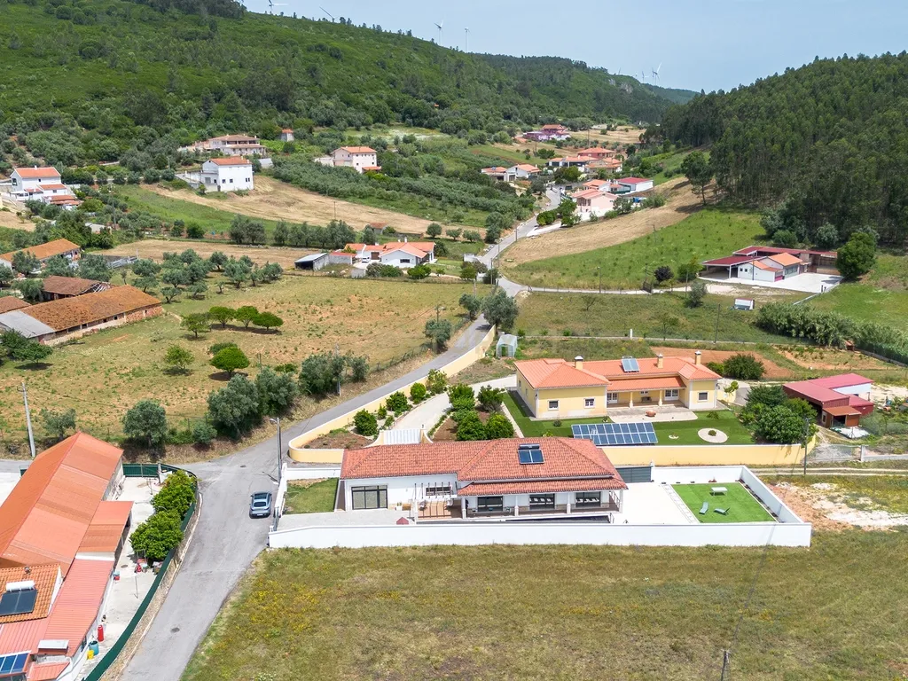 Viva Entre a Serra e Lisboa | Moradia Térrea Nova com Terreno Excecional, junto às Salinas de Rio Maior. - Image 1