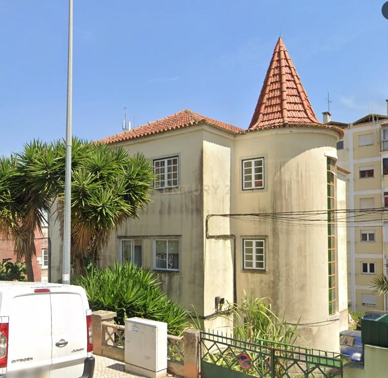 Espaçoso T4 em Almada com Luz Natural e Boa Localização - Image 1