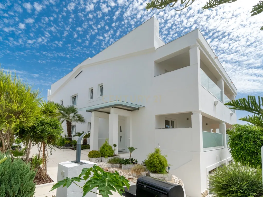 Moradia T5 com amplas áreas, jacuzzi e vista rio - Ferragudo - Image 1