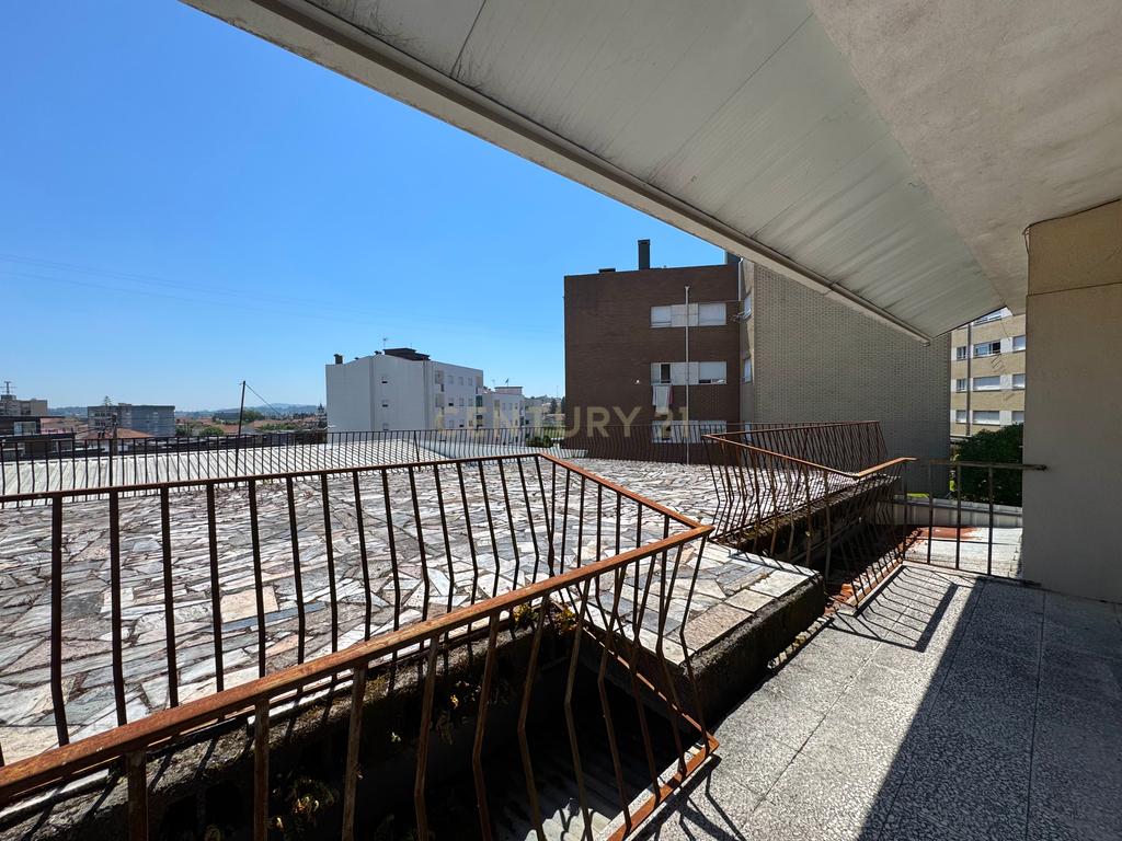 Moradia com 4 quartos, 3 armazéns e muito potencial em Freamunde, Paços de Ferreira - Image 13