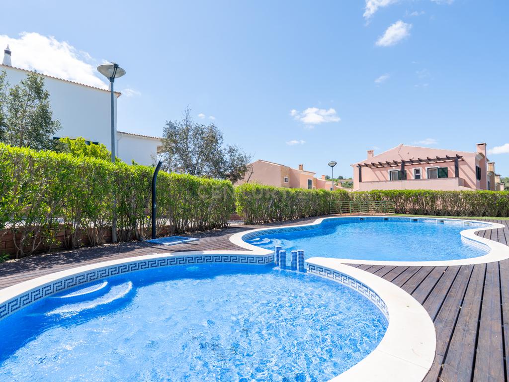 Moradia T3+1 com estacionamento e piscina comum em condomínio privado - Image 2