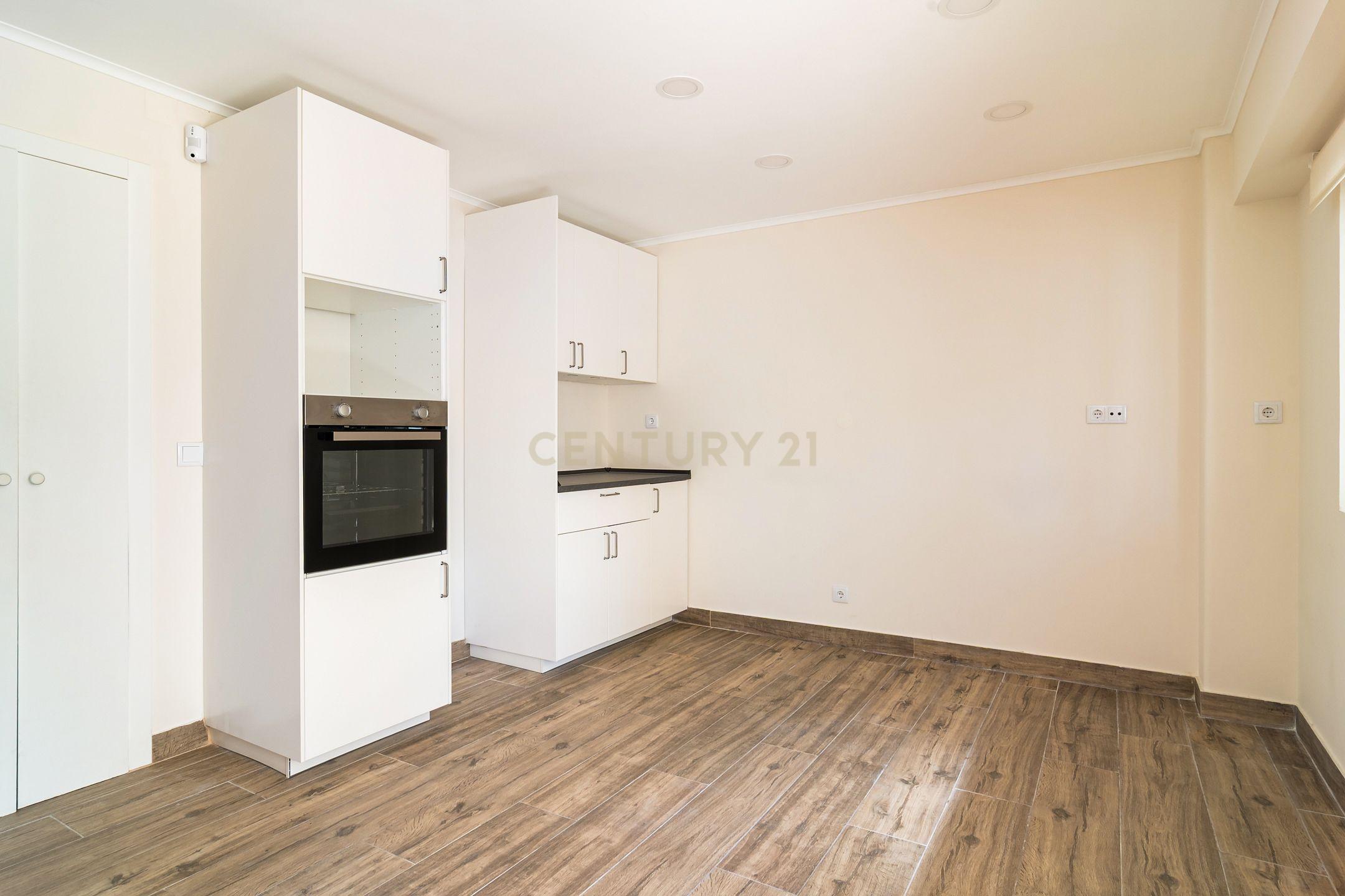 T2 com 130 m² para Arrendamento | Varanda com Vista para Jardim | Elevador - Image 10