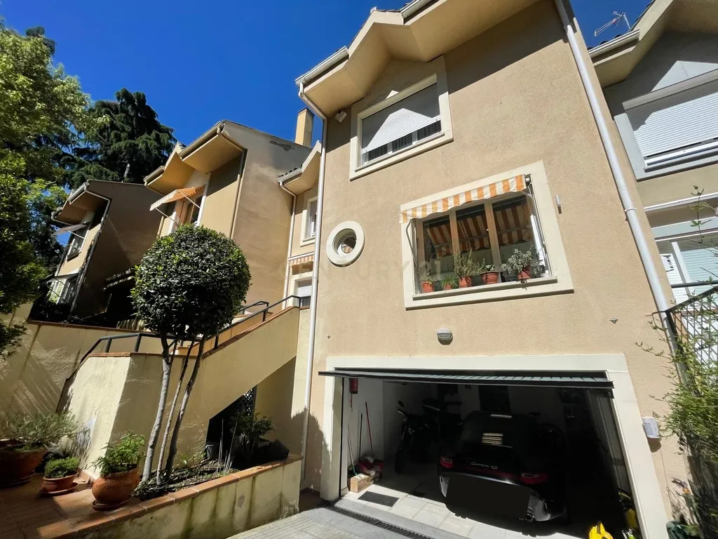 Luxuosa Moradia Renovada em Madrid com Vista para a Cidade - Image 31