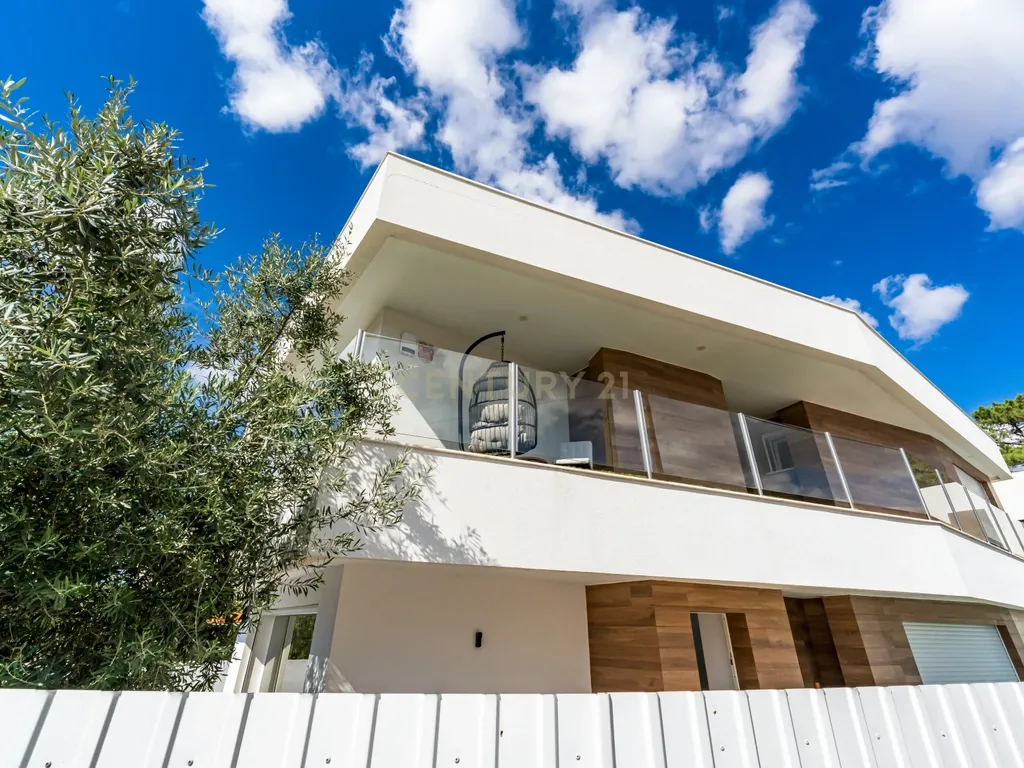 Moradia T4 Contemporânea com piscina, na Aroeira, perto do golf e praias - Image 4