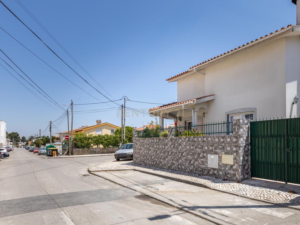 Moradia T5 no centro da Quinta do Conde – Espaço, Conforto e Localização Perfeita - Image 51