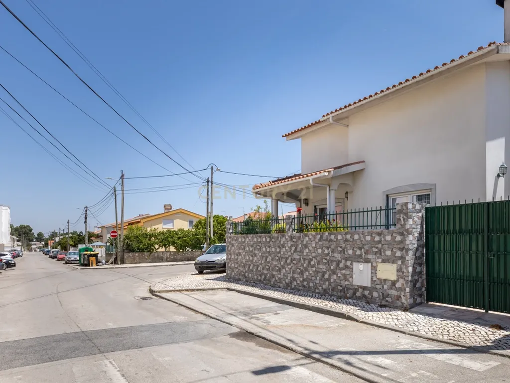 Moradia T5 no centro da Quinta do Conde – Espaço, Conforto e Localização Perfeita - Image 51