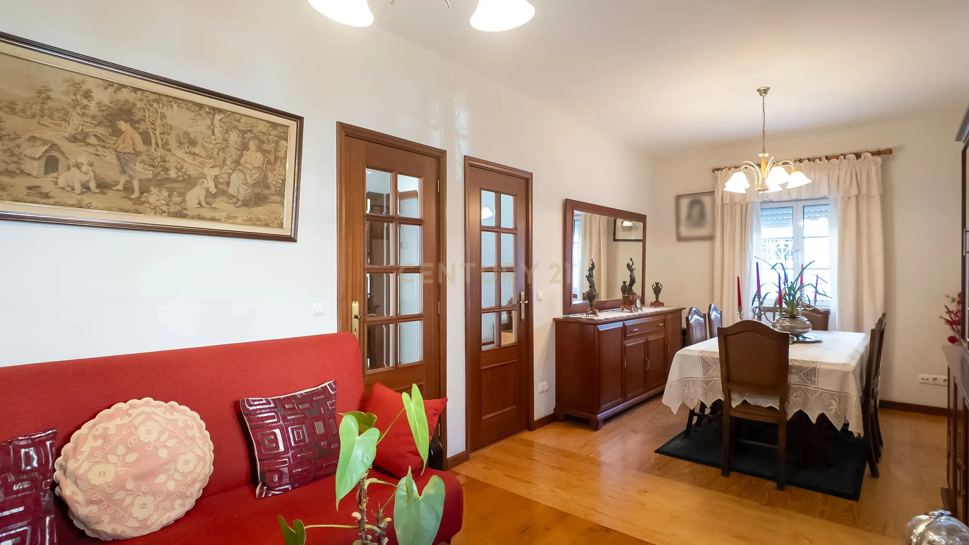 Moradia T4 com Jardim e Garagem no Porto - Image 8
