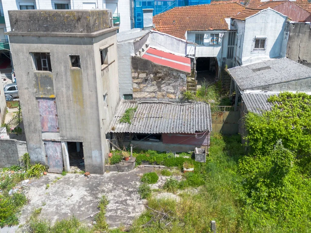Prédio para reabilitação com terreno e viabilidade para construção na Venda Nova, em Rio Tinto - Image 39