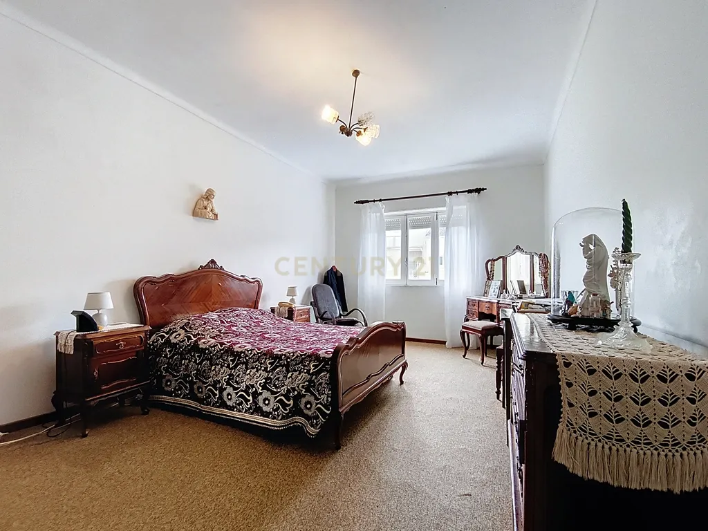 Casa Espetacular em Ponta Delgada com Jardim e Garagem - Image 14