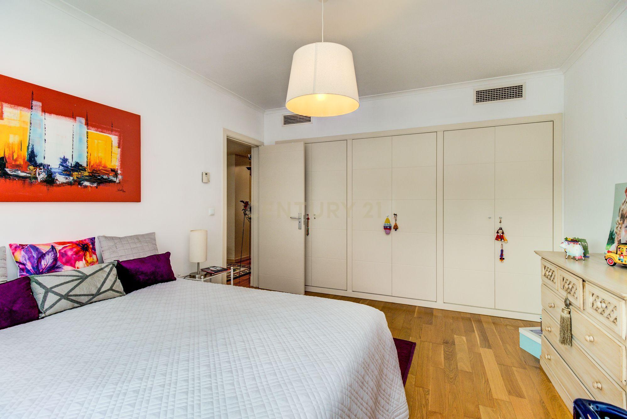 Apartamento T4, com 188m2, cozinha equipada e 2 lugares de garagem - Image 15