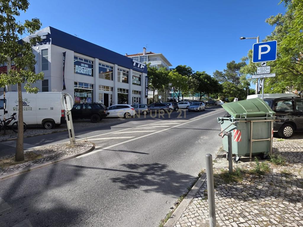 Apartamento T4 agora T3 em Almada transportes á porta  #  Negociável  # - Image 13