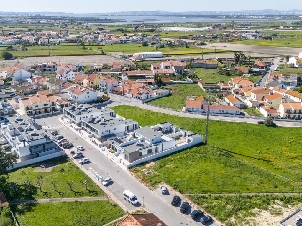 Moradia Térrea com piscina e quatro suites - Image 15