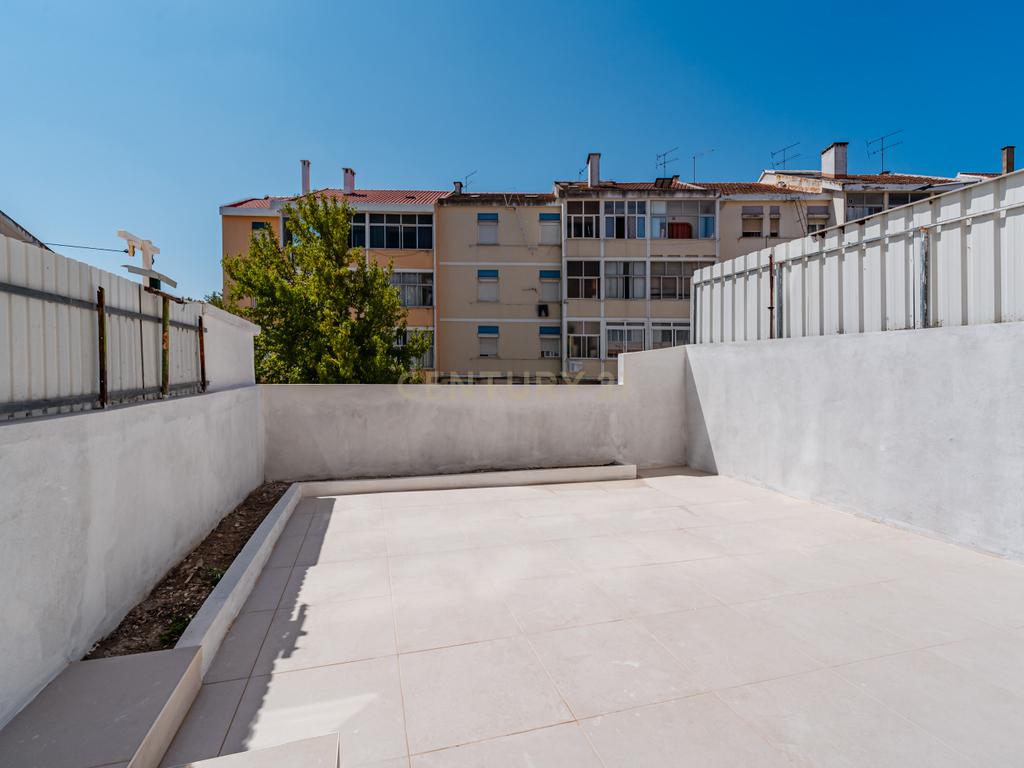 Apartamento Totalmente Remodelado com Terraço de 33 m² | Cruz de Pau – Amora - Image 10