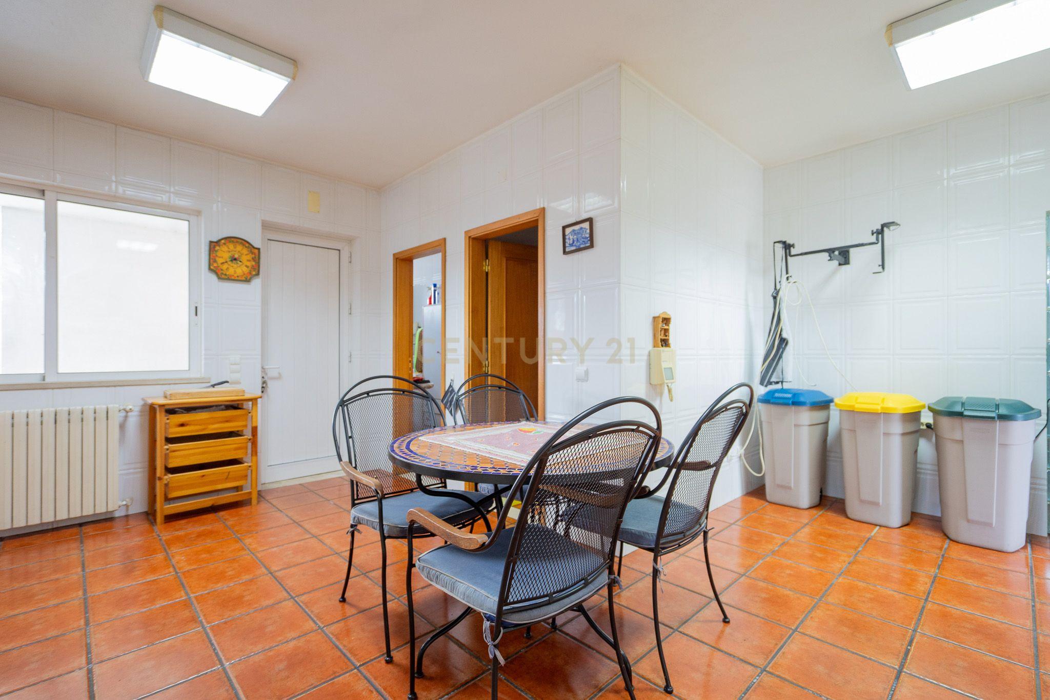 Moradia T5 com varanda coberta,terraço,piscina,jardim,poço,anexo e telheiro numa localização privilegada no centro de Lousã - Image 20