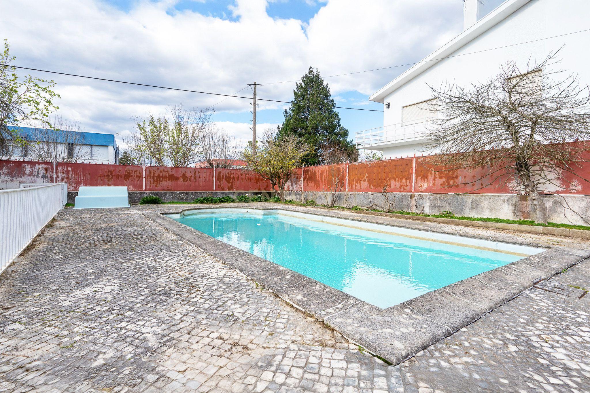 Moradia T5 com varanda coberta,terraço,piscina,jardim,poço,anexo e telheiro numa localização privilegada no centro de Lousã - Image 6
