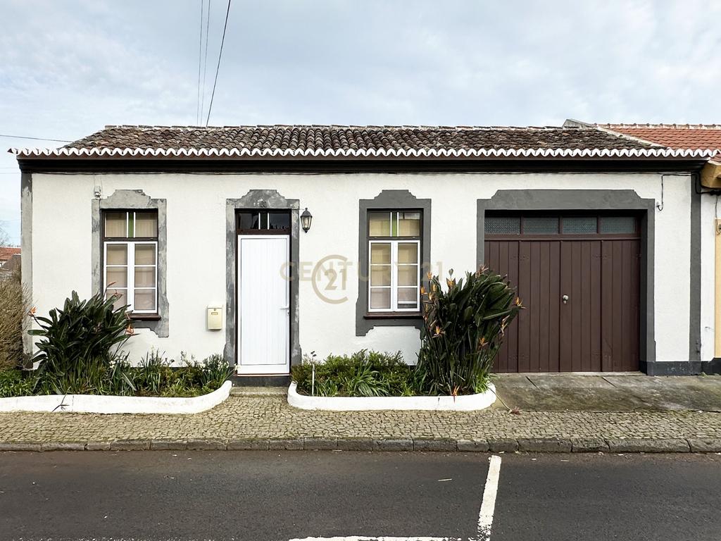 Casa T2 Típica e Acolhedora em São Sebastião, ideal para quem procura tranquilidade. - Image 1