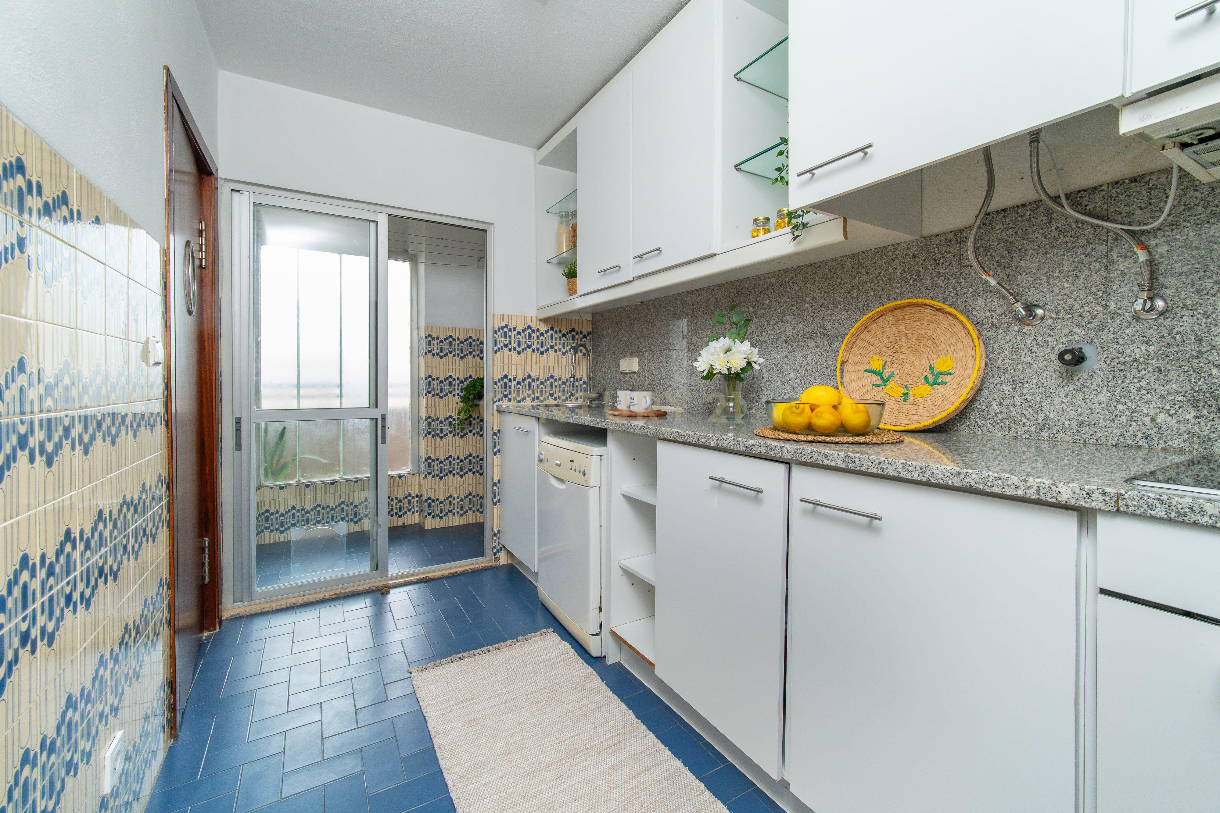 Fotografia 10 de Apartamento T2 no 7.º andar com vista desafogada, marquise e despensa em Santo António dos Cavaleiros