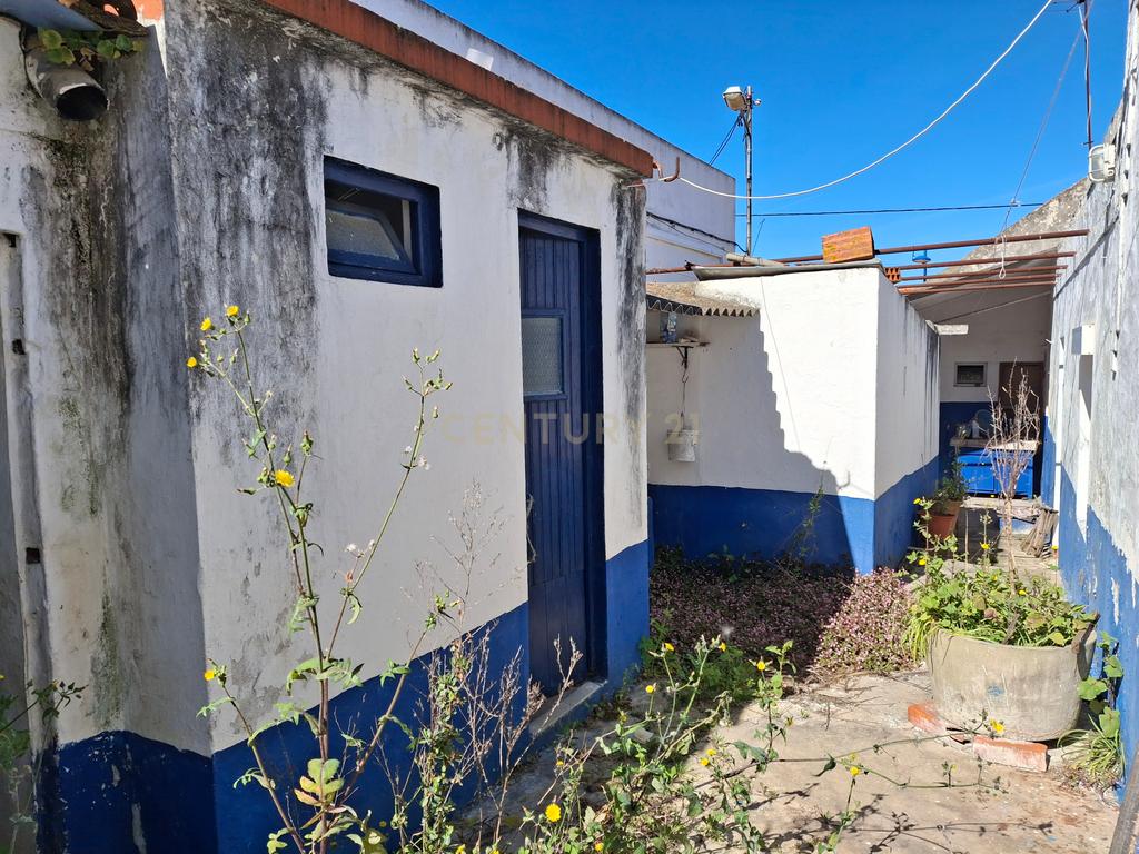 Moradia para Recuperação no Montijo com Jardim e Garagem - Image 8