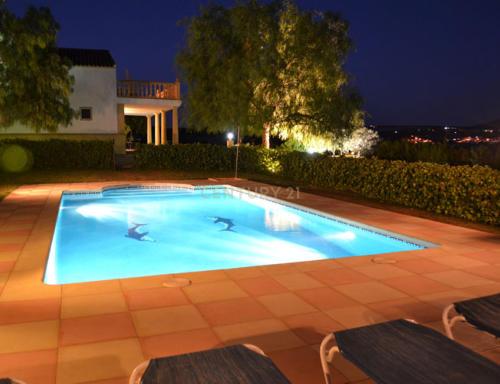 Uma propriedade rural rodeada pela natureza com uma casa de dois andares, piscina privada vedada e terraço para banhos de sol, licença turística, um olival produtivo, instalações para animais adaptáveis ​​e acesso pavimentado a apenas 10 minutos de Ronda. - Image 46