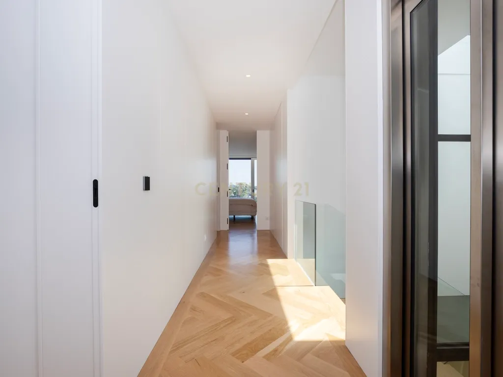 Moradia T5+1 Luxuosa no Estoril - Image 16