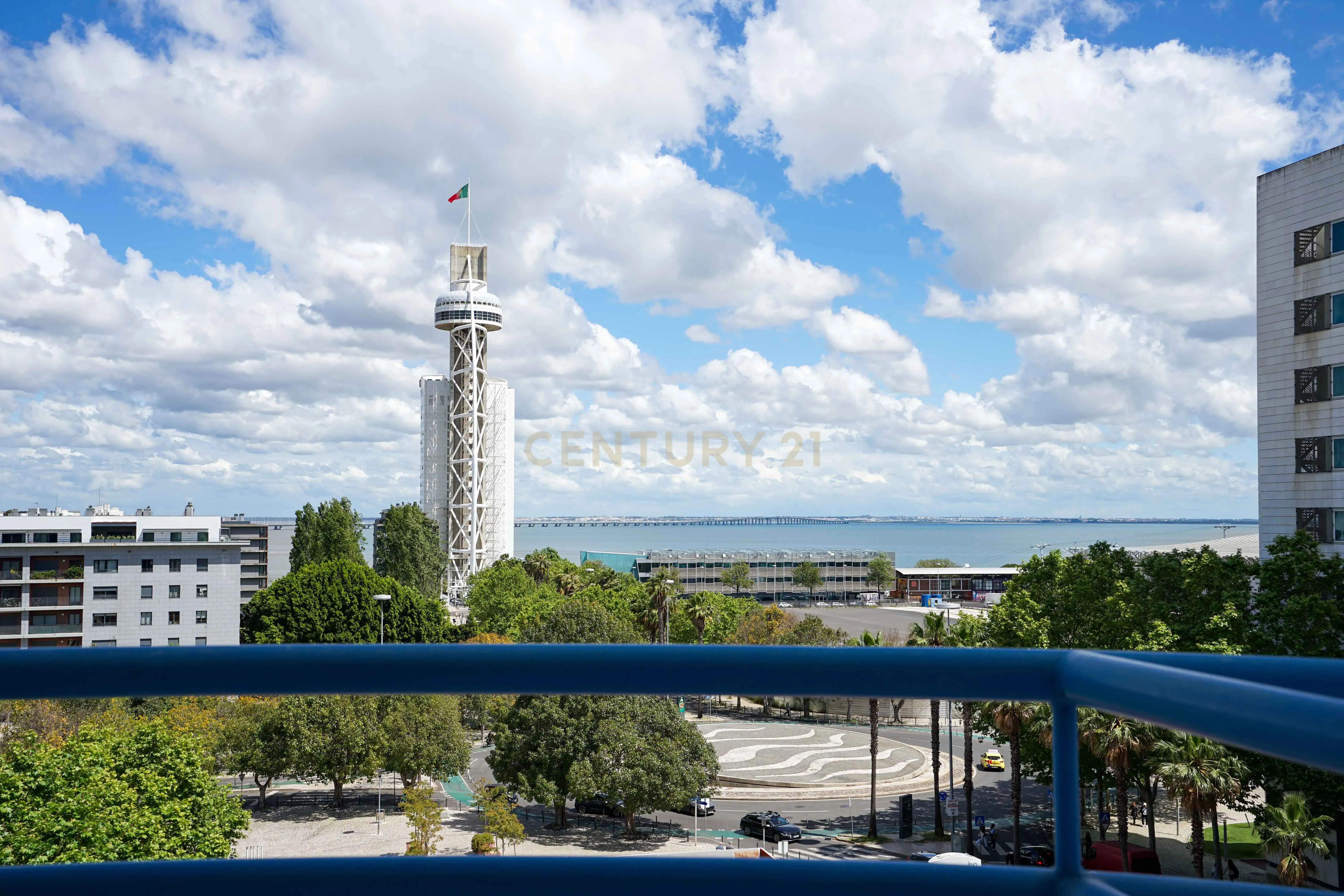 Apartamento T3 com Vista Panorâmica para o rio no Parque das Nações - Image 1