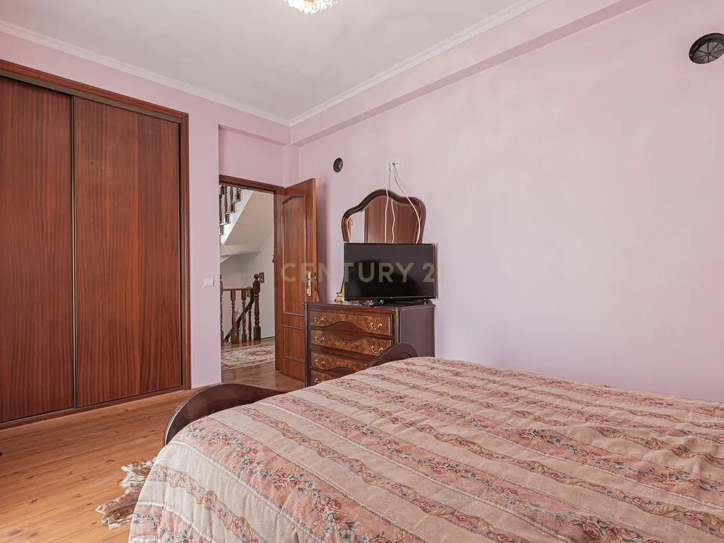 Moradia T4 com 3 Pisos + Sótão e Garagem — Famões - Image 38