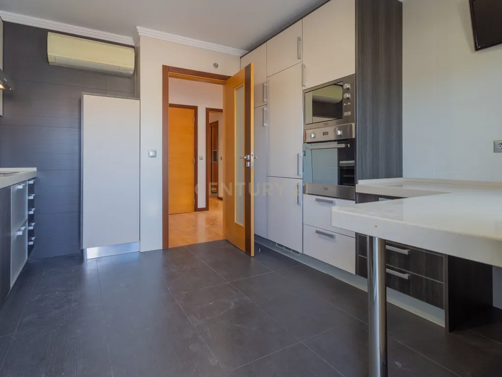 Luxuoso apartamento no Monte Estoril, Cascais com Vista Panorâmica e Acessos - Image 1
