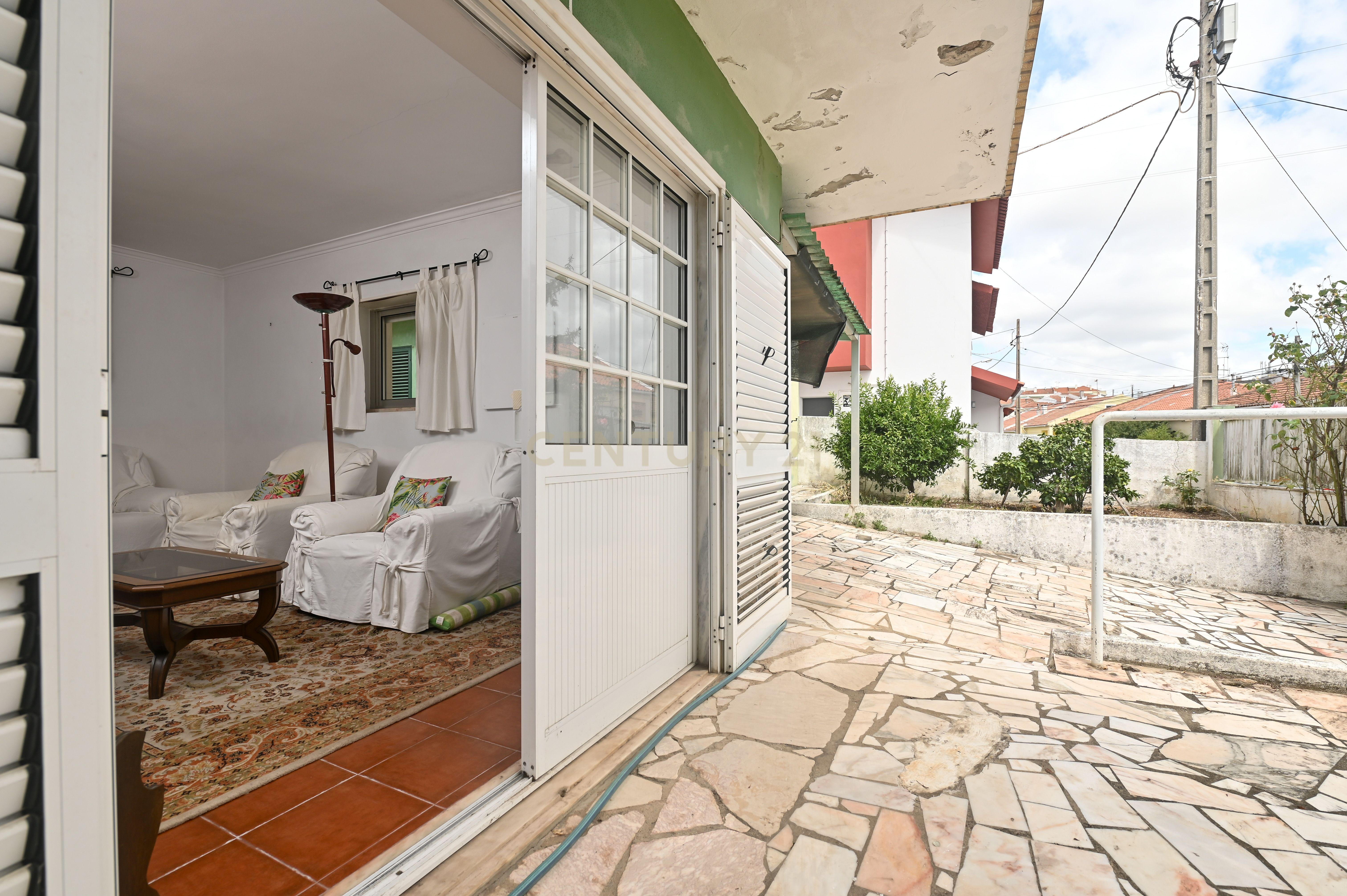 Fotografia 5 de Moradia de gaveto com jardim, sotão e anexo - Porto Salvo (Oeiras)