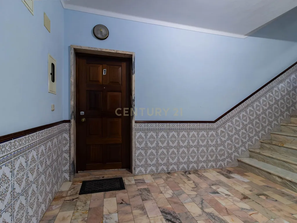 Espaçoso Apartamento T3 na Freixianda com Terraço - Image 2