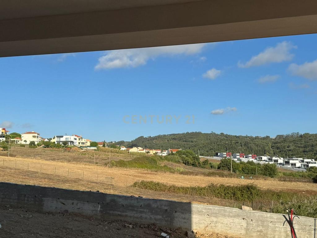 Moradia NOVA Moderna T4: PISCINA e JARDIM Conforto, Modernidade e Vistas Deslumbrantes - Image 23