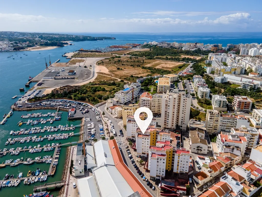 Apartamento T1 com Vista Rio Deslumbrante | AL | Terraço Comum | Estacionamento no Edifício | Como Novo - Image 4