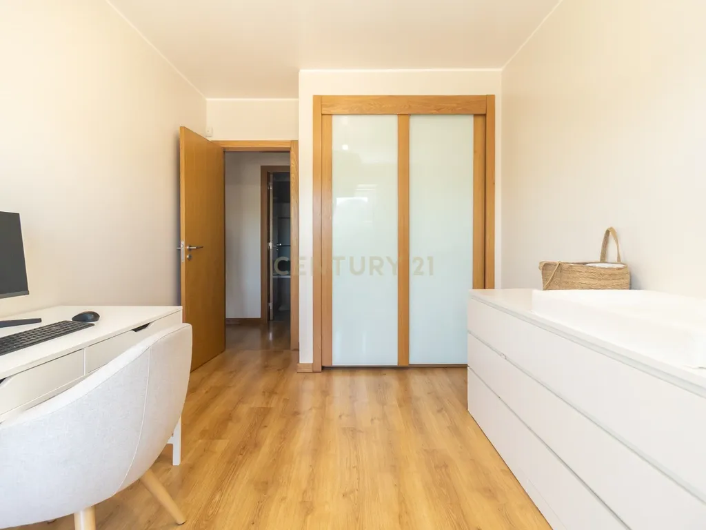T3 com 125 m² | Quinta de São Macário | Suíte, Varanda e Arrecadação - Image 14