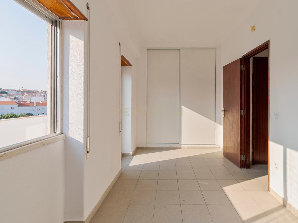 T1 Remodelado com Terraço e Vista Fantástica – Rua Dom Sancho I, Almada - Image 13