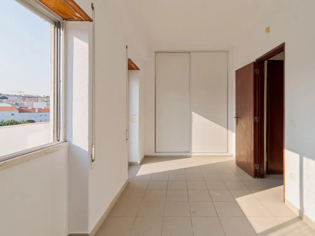 T1 Remodelado com Terraço e Vista Fantástica – Rua Dom Sancho I, Almada - Image 13