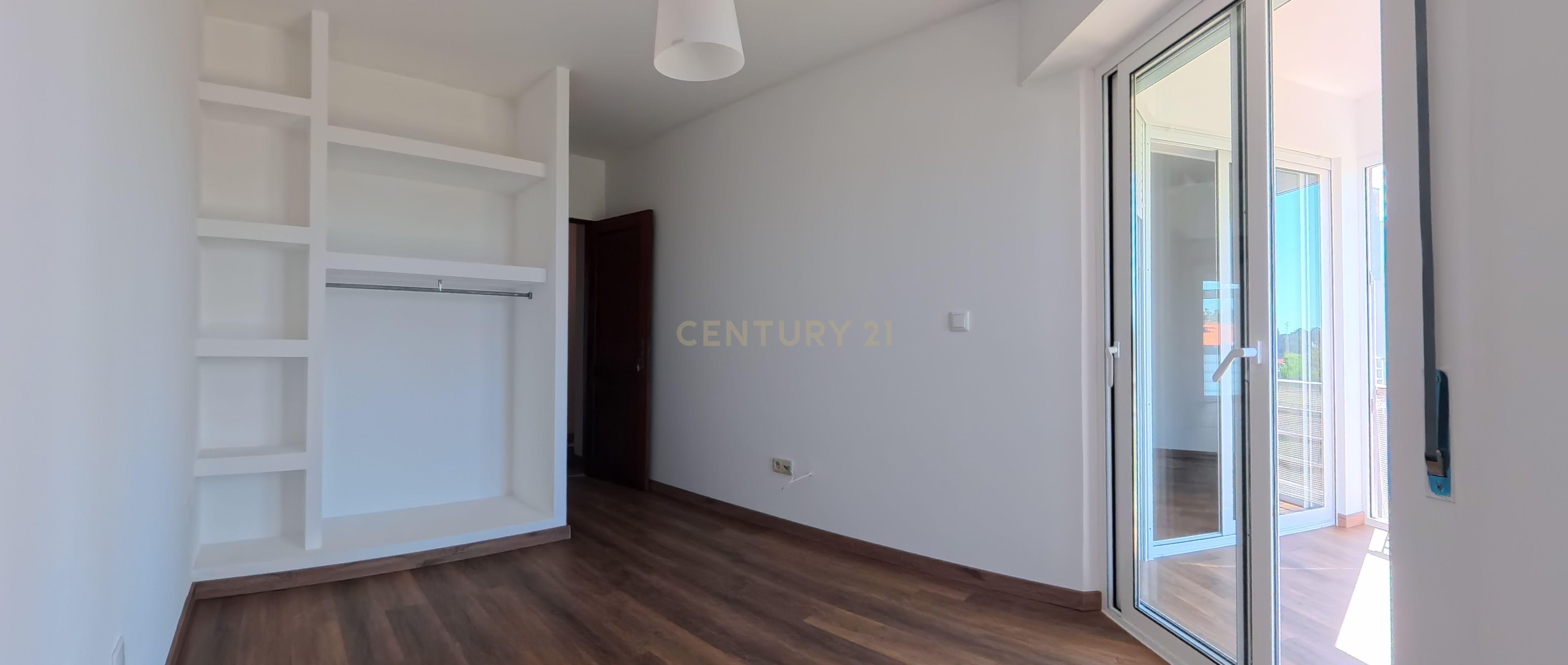 Fotografia 3 de T2 Renovado com Garagem Fechada e 2 Varandas — Palmeira de Faro, Esposende