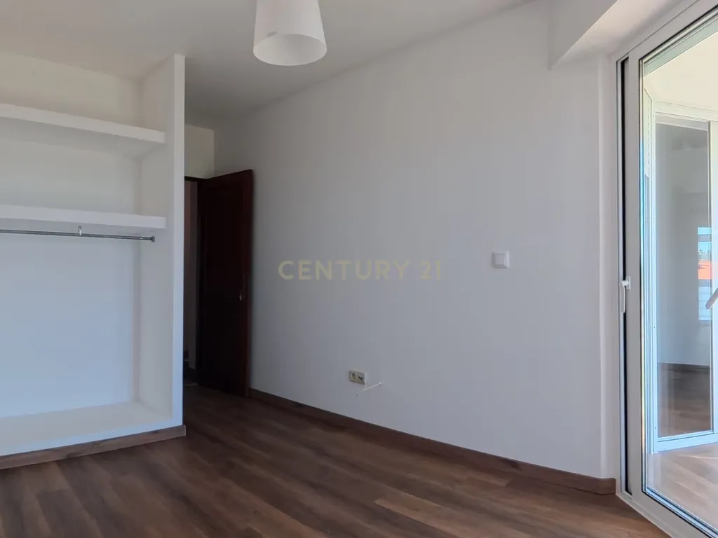 T2 Renovado com Garagem Fechada e 2 Varandas — Palmeira de Faro, Esposende - Image 3