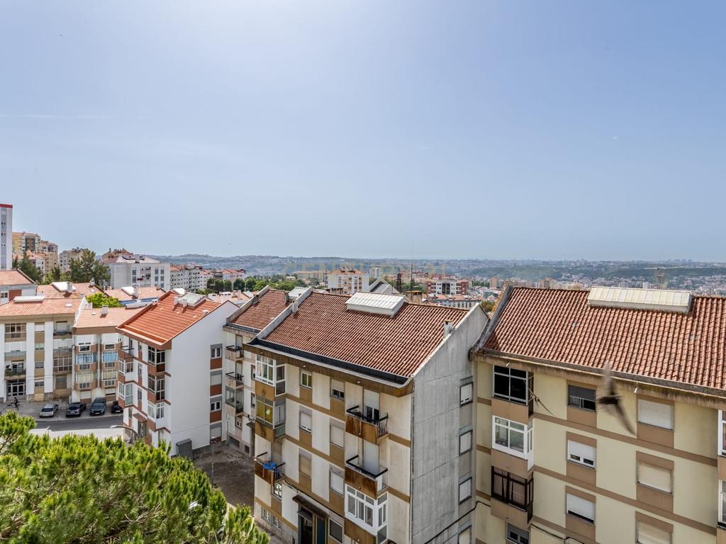 Apartamento T3 na Ramada com 92 m² e vista incrível para Lisboa - Image 13