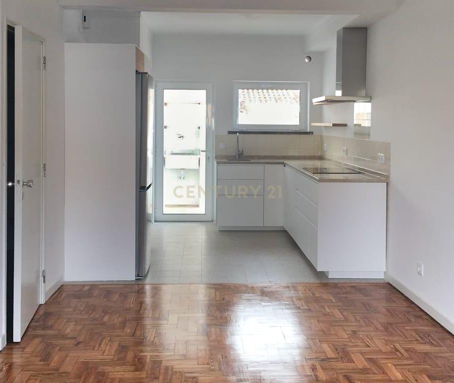 🏡 Moradia Geminada T2 Renovada para arrendamento no Livramento – Perto das Praias e de Lisboa - Image 5