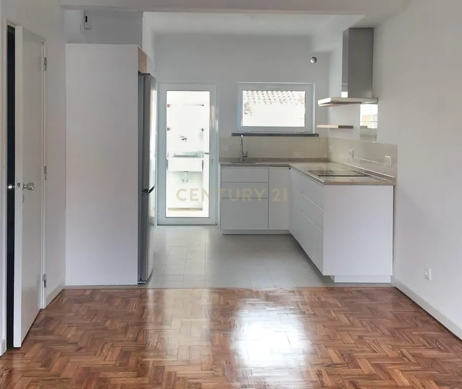 🏡 Moradia Geminada T2 Renovada para arrendamento no Livramento – Perto das Praias e de Lisboa - Image 5