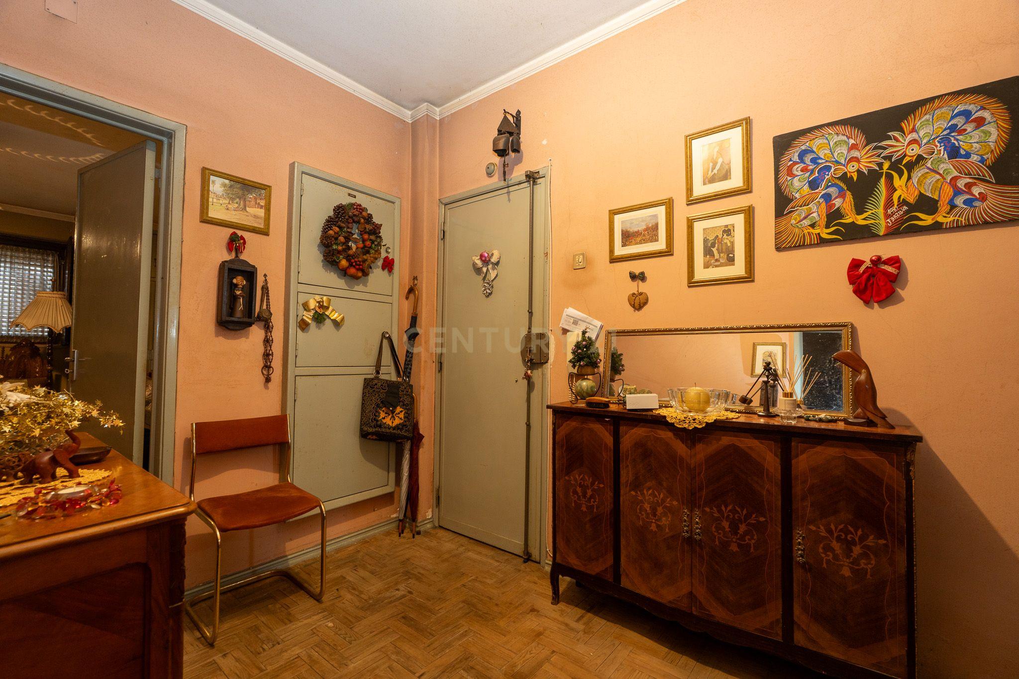 Apartamento de tipologia T3, com cerca de 115 m2, 2 WC, despensa, localizado numa das artérias principais da cidade de Odivelas, mais concretamente na Rua Professor Dr. Augusto Abreu Lopes. - Image 6