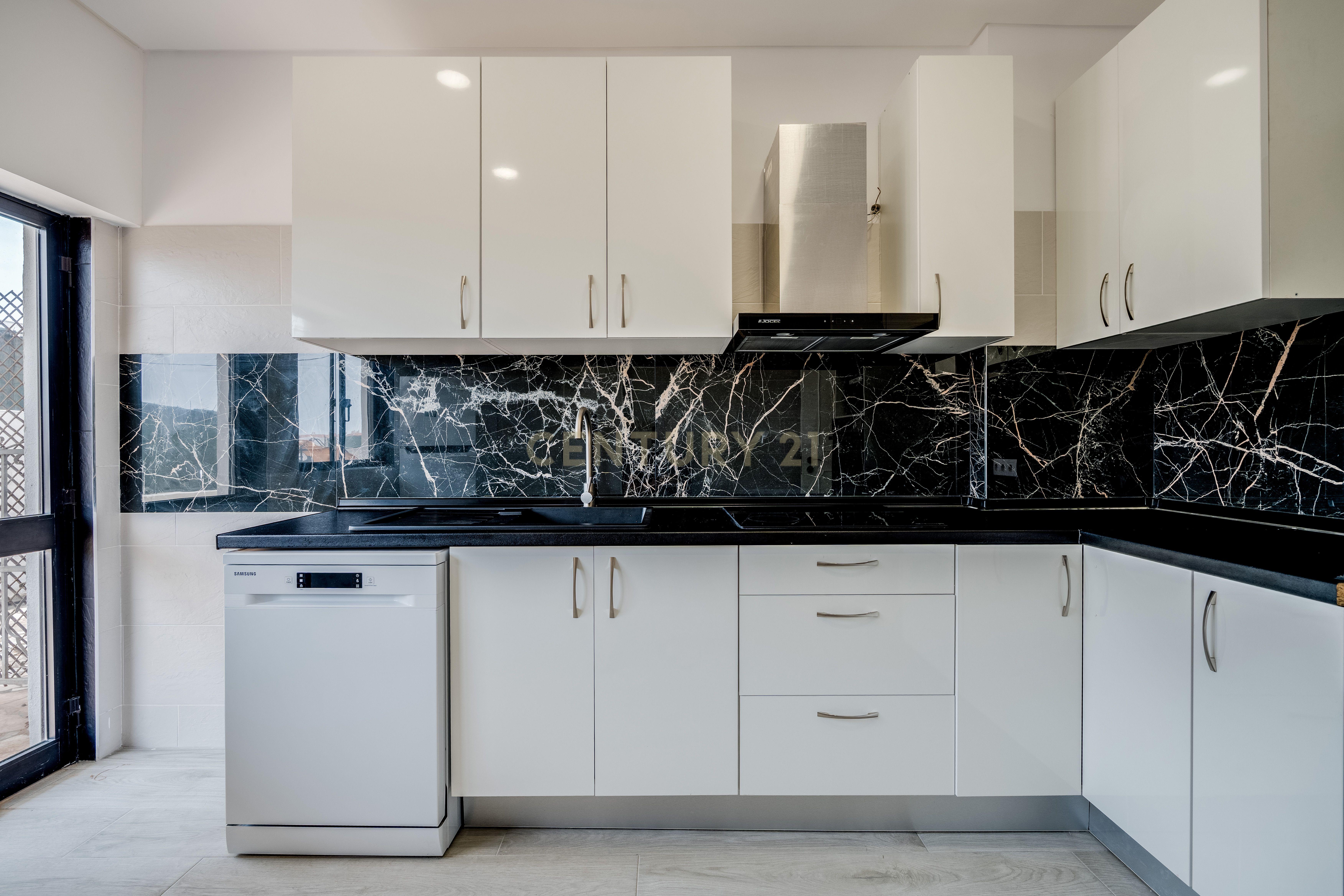 Fotografia 11 de T0+1 Renovado com Armazém de 105 m² e Logradouro Privado em Albufeira