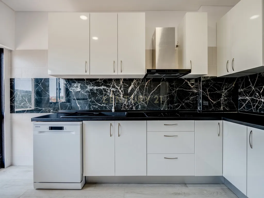 T0+1 Renovado com Armazém de 105 m² e Logradouro Privado em Albufeira - Image 11