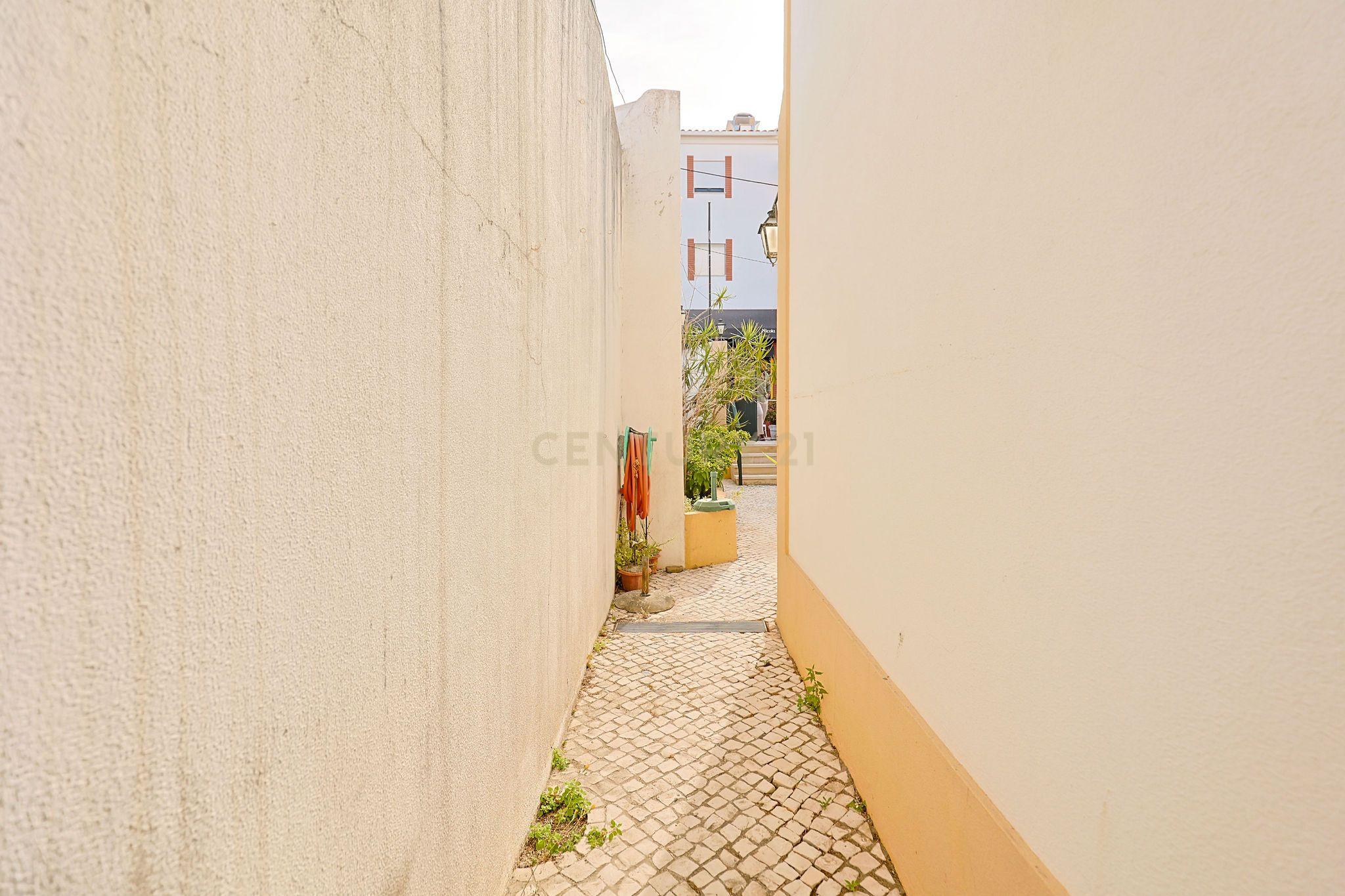 Fotografia 4 de Edifício Carismático no centro da Costa de Caparica, oportunidade para Negócio ou Habitação.