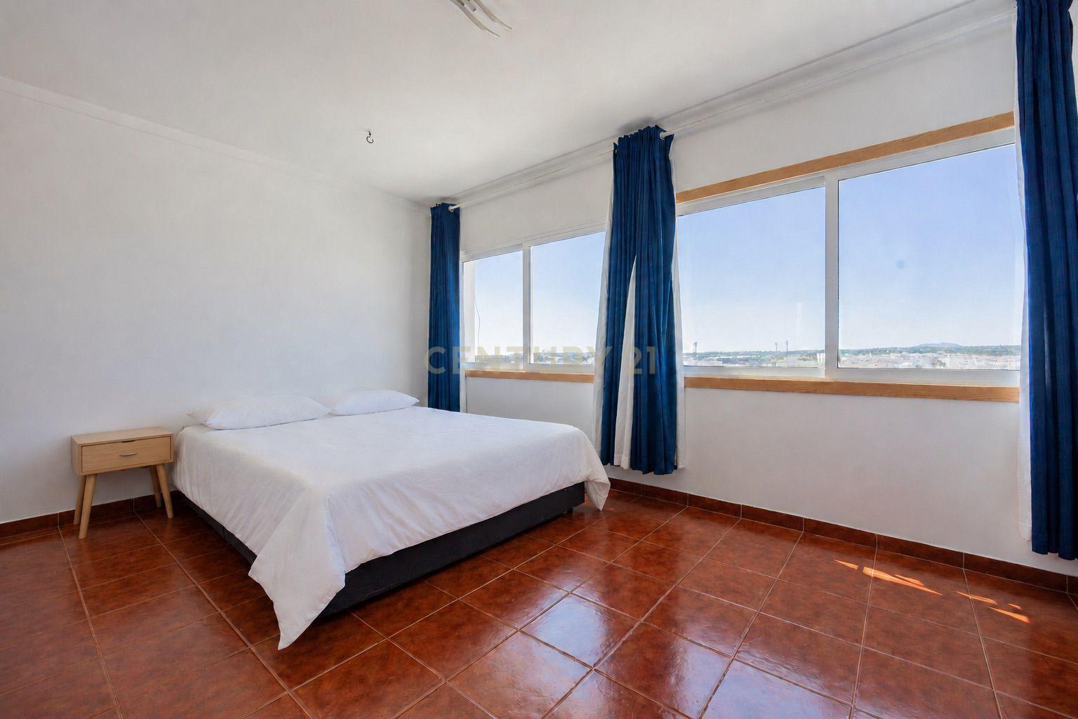 Fotografia 10 de Apartamento T2 com Vista Mar e Serra, na Baixa de Olhão