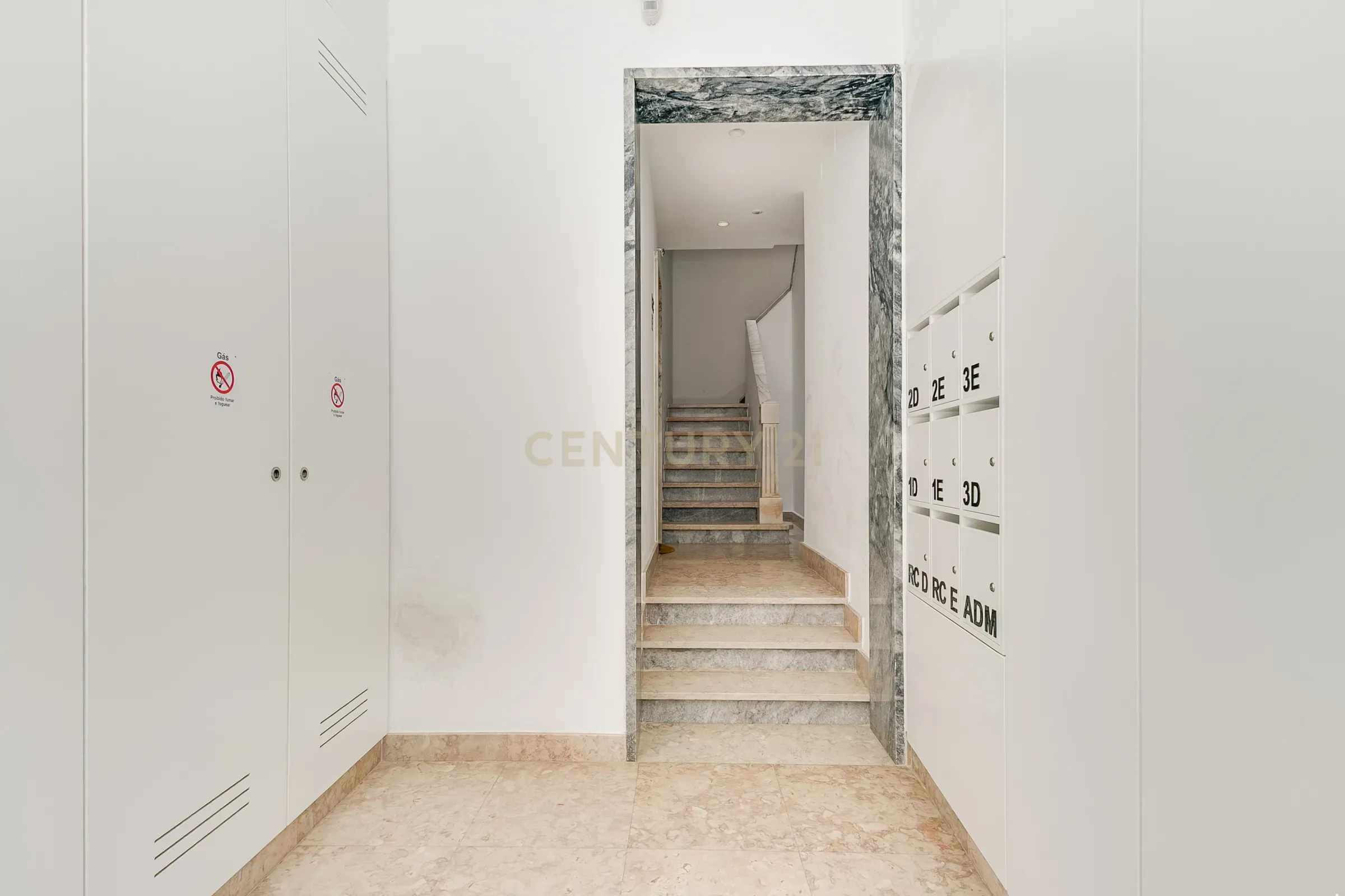 Apartamento T2 Remodelado com Varanda em Campo de Ourique, junto ao Jardim da Estrela - Image 21