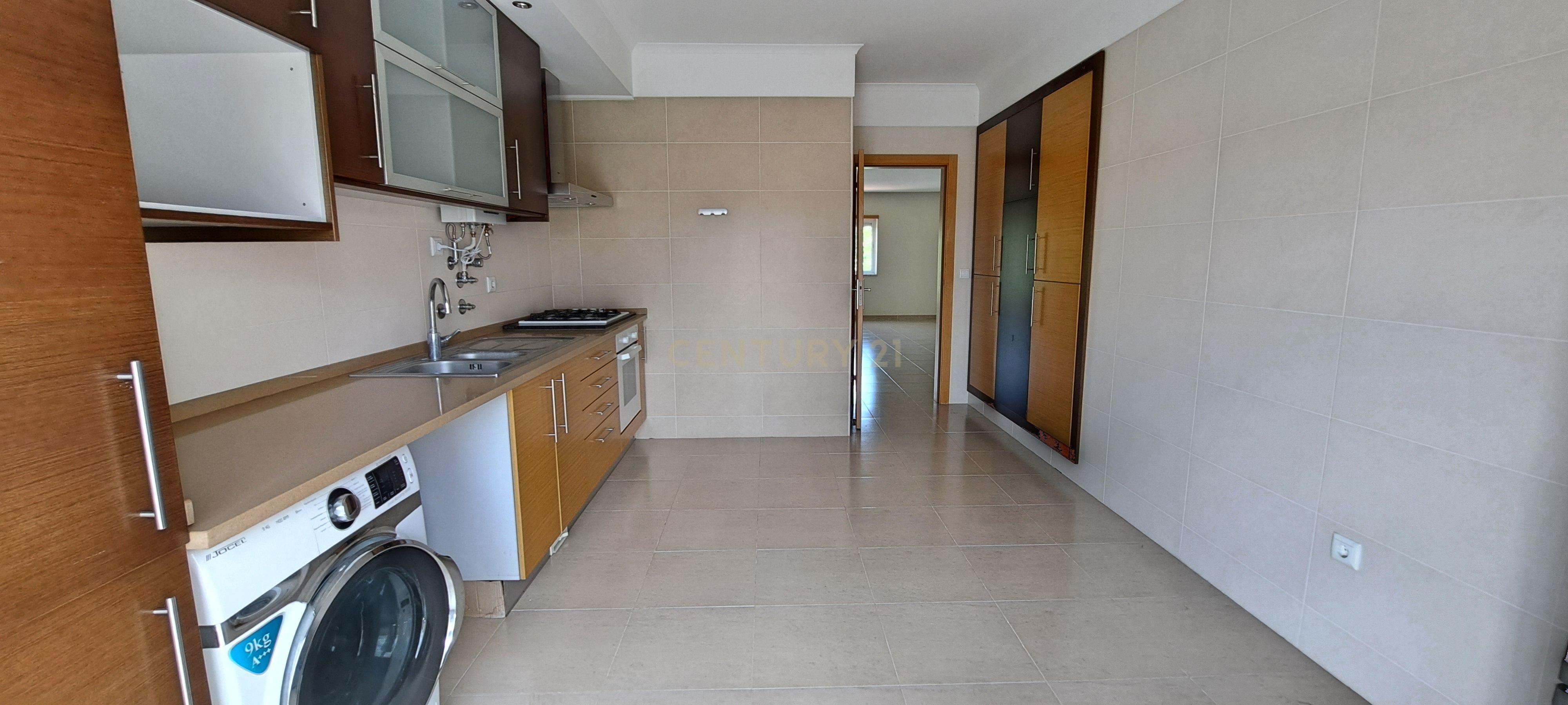 Apartamento T2 com arrecadação e lugar de garagem no Montijo. - Image 7