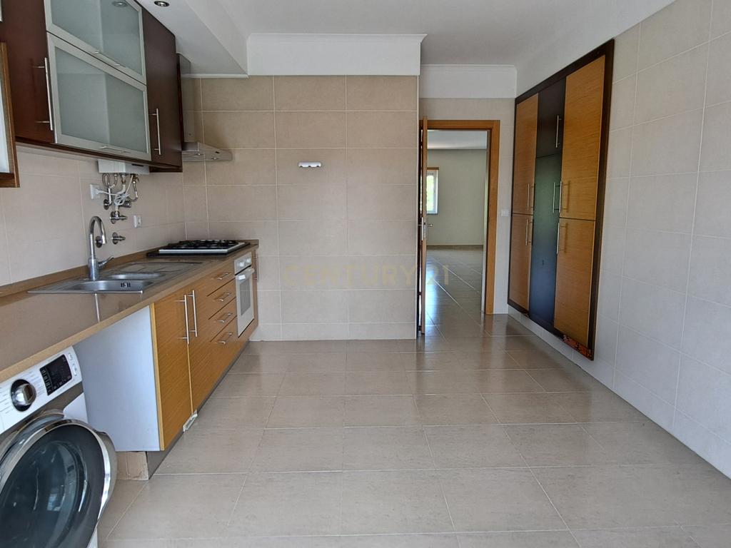 Apartamento T2 com arrecadação e lugar de garagem no Montijo. - Image 7